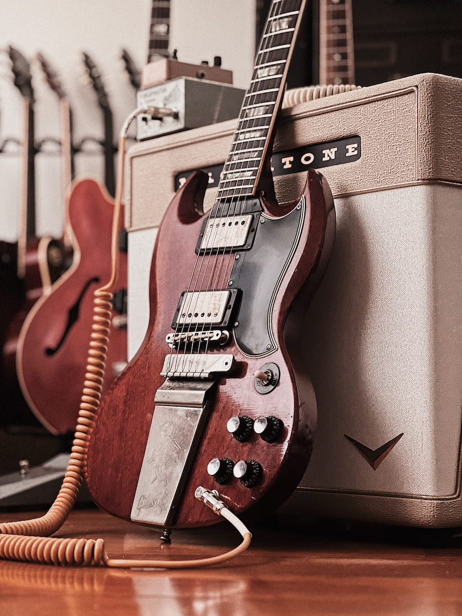 Electric guitar With Voltage vintage Coil